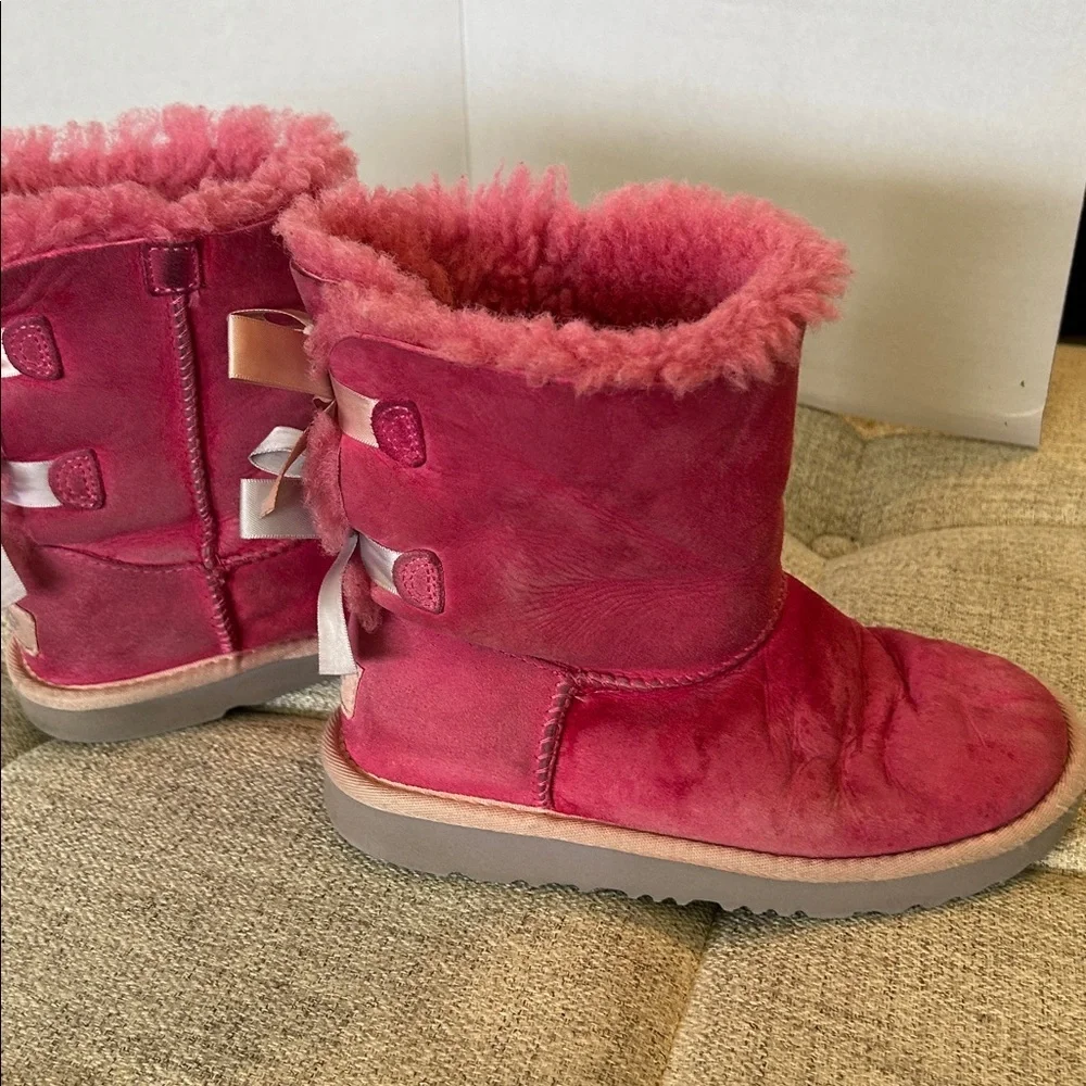 UGG GIRLS BAILY BOW PINK PULL ON SUEDE BOOTS SIZE GIRLS 2